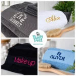 Collage af personlige håndklæder i antracitgrå, hvid, sort og blå, broderet med navne og monogrammer.