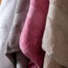 Rosa håndklæde med navn – Fairtrade