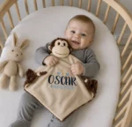 Baby med personlig nusseklud med navn