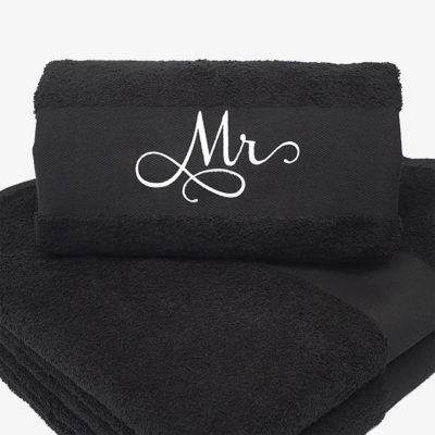 sort håndklæde med navnene hr og fru