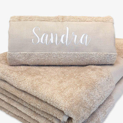 Sandfarvet håndklæde med navn