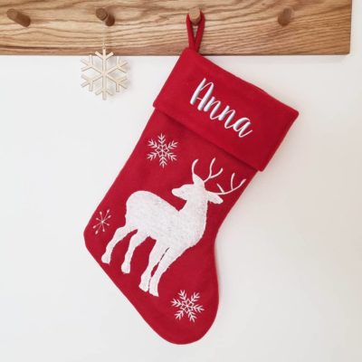 Rød julesok med hvide rensdyr