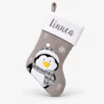 Grå julesok med pingvin og navn