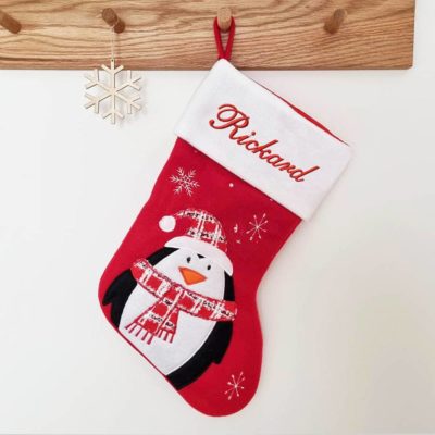 Rød og hvid julesok med navn og pingvin