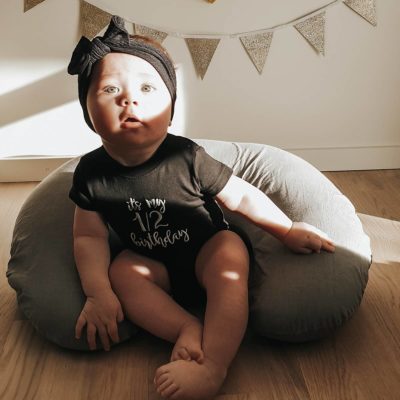baby med sort sweater og sort pandebånd