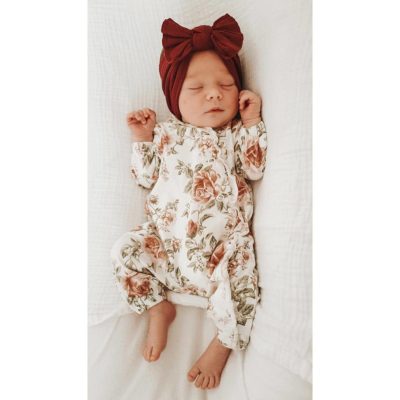 nyfødt baby med bordeaux pandebånd