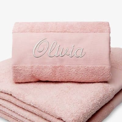 Medium lyserødt håndklæde med navn