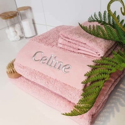Lyserødt håndklæde medium pink med navn og egen tekst broderet