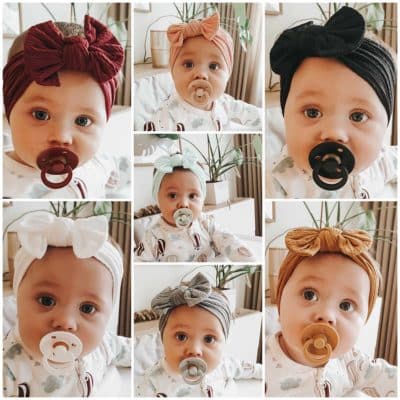Baby med pandebånd og sut