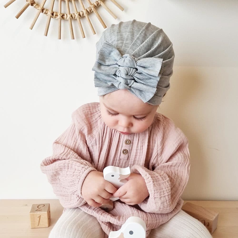Baby med grå turban Nordic rainbow