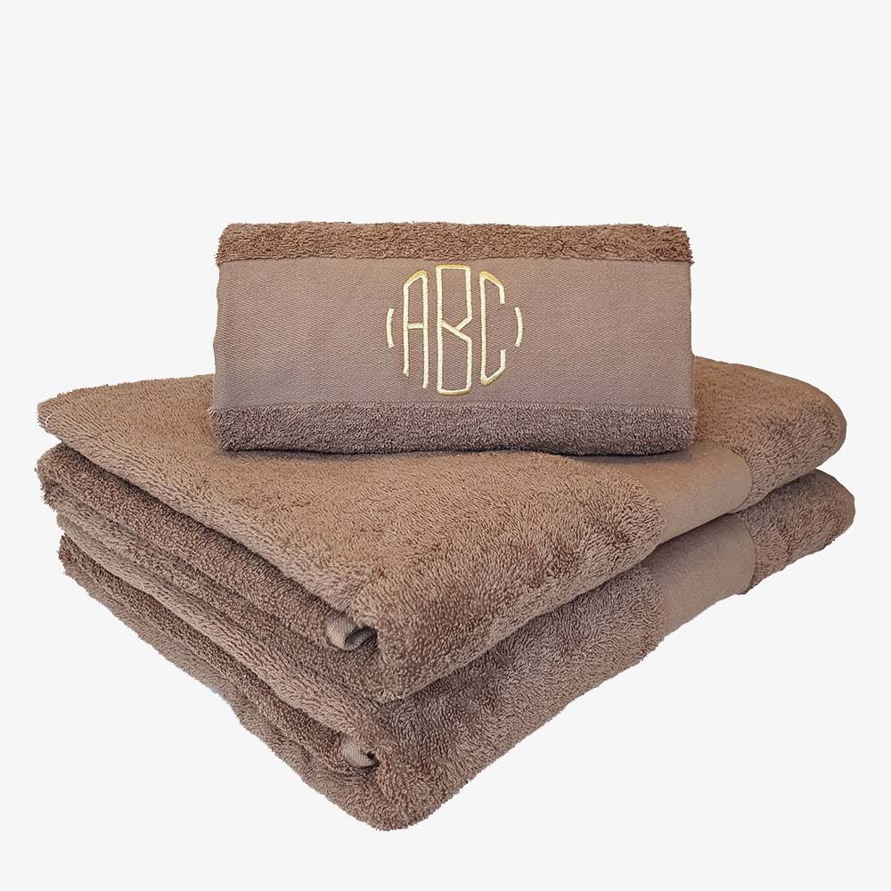 Brunt håndklæde med monogram
