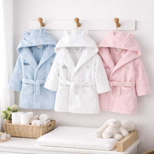 Badekåbe til baby i størrelser 0-4 år. Vælg navn til brodering.
