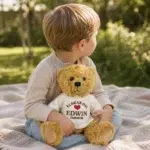 Barn krammer en personlig bamse