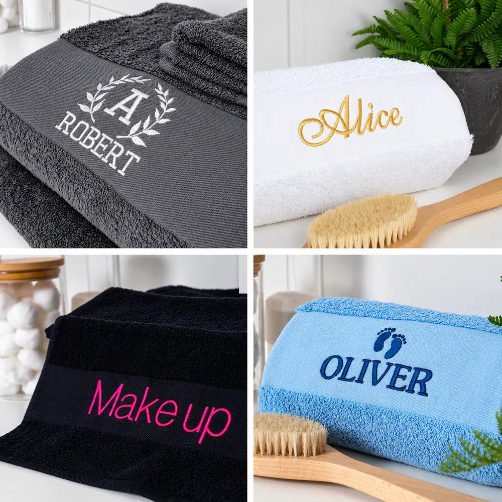 Collage af personlige håndklæder i antracitgrå, hvid, sort og blå, broderet med navne og monogrammer.