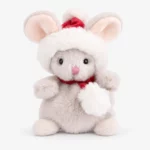 Julemus bamse fra Bukowski med nissehue og rødt halstørklæde, 15 cm